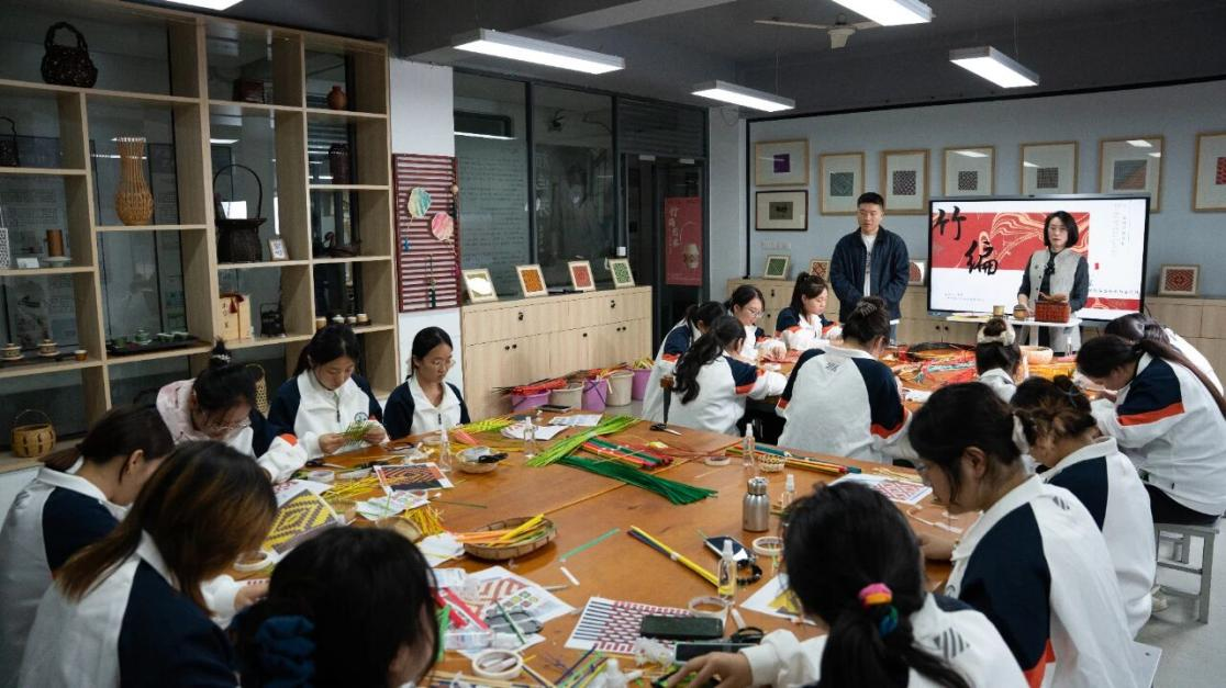 为非遗“添彩”，为青春“赋能”：江苏建院的文化育人新实践